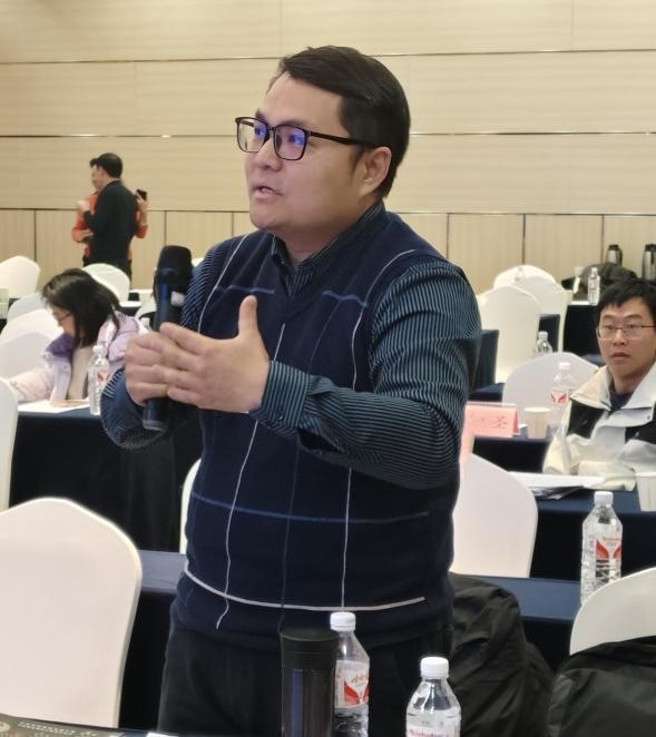 中国地质大学（武汉）工程学院的徐方教授做互动发言