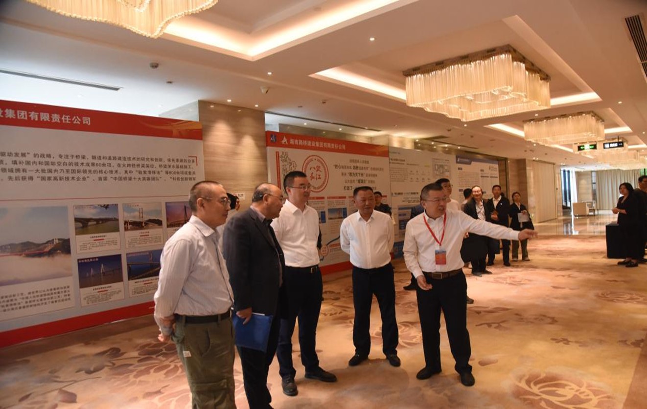 参会领导巡视大桥建设科技成果展